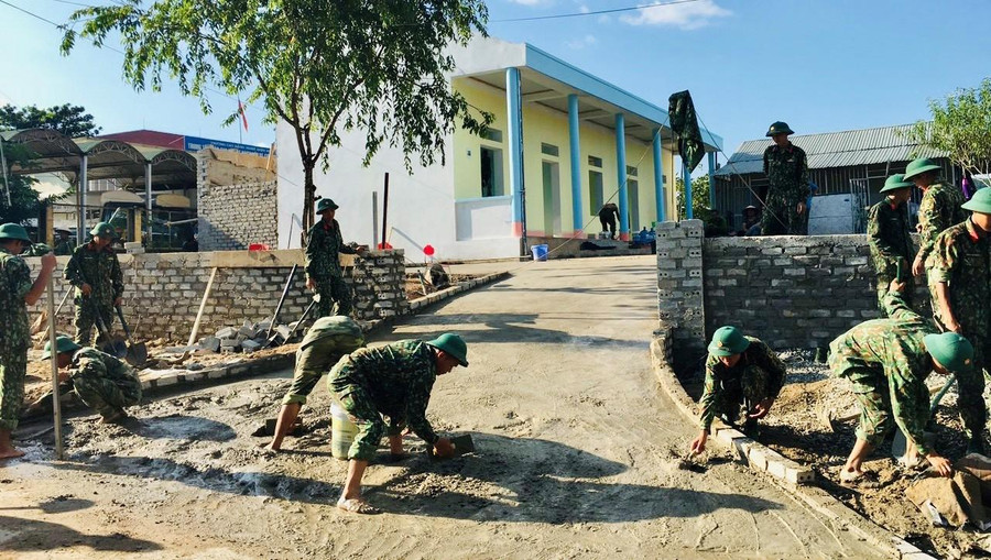 Hình ảnh Bộ đội Trung đoàn 82 giúp trường lao động làm sân chơi, cổng tại điểm trường Hạ Thanh (Ảnh do Nhà trường cung cấp). Hình ảnh Bộ đội Trung đoàn 82 giúp trường lao động làm sân chơi, cổng tại điểm trường Hạ Thanh (Ảnh do Nhà trường cung cấp).