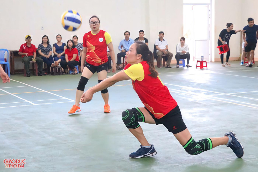Pha nỗ lực cứu bóng của đội tuyển Quảng Trị. Pha nỗ lực cứu bóng của đội tuyển Quảng Trị.