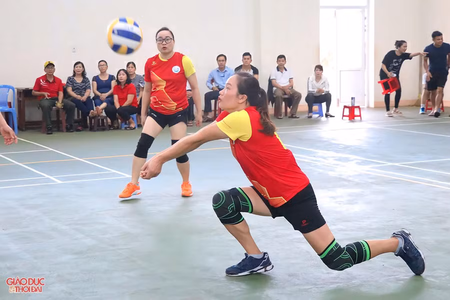 Pha nỗ lực cứu bóng của đội tuyển Quảng Trị.