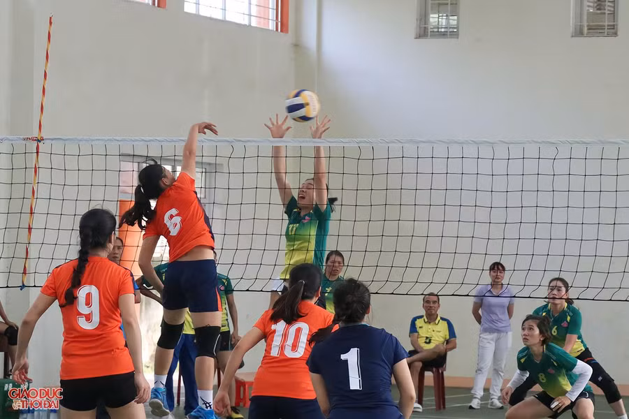 Những pha bóng hấp dẫn giữa hai đội Sở GD&ĐT tỉnh Nghệ An và Quảng Bình.