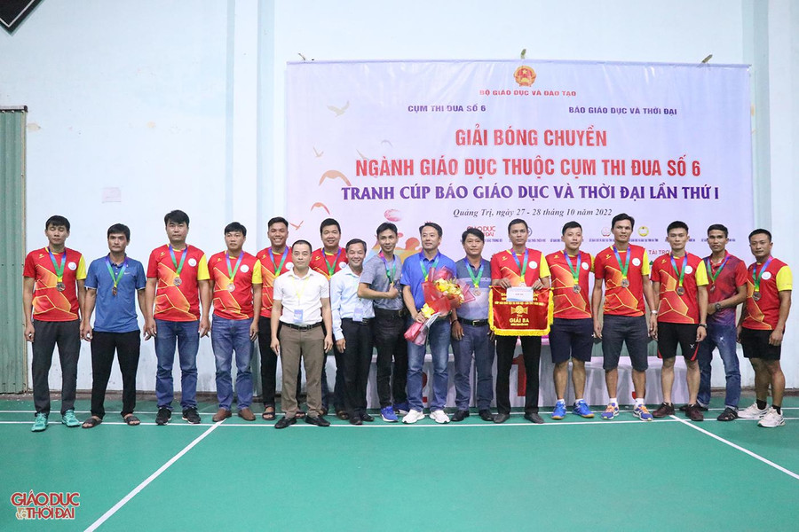 Trao giải Ba cho đội bóng chuyền nam Sở GD&ĐT tỉnh Quảng Trị.