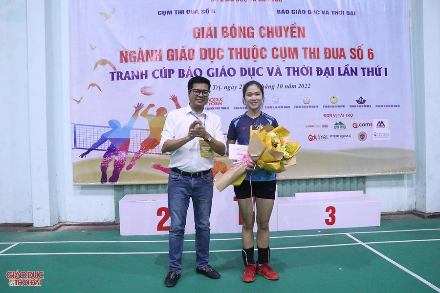 Trao giải Nữ cầu thủ ấn tượng nhất cho vận động viên Dương Thùy Linh.