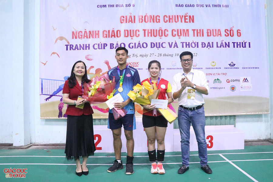 Trao giải vận động viên xuất sắc nhất cho vận động viên Đinh Hồng Ngọc đội bóng chuyền nam Sở GD&ĐT Nghệ An và vận động viên Phan Thị Thùy đội bóng chuyền nữ Sở GD&ĐT Quảng Trị.