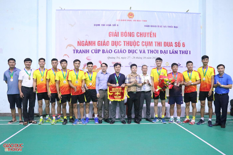 Trao giải Nhì cho đội bóng chuyền nam Sở GD&ĐT tỉnh Hà Tĩnh.