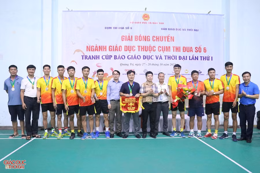 Trao giải Nhì cho đội bóng chuyền nam Sở GD&ĐT tỉnh Hà Tĩnh.