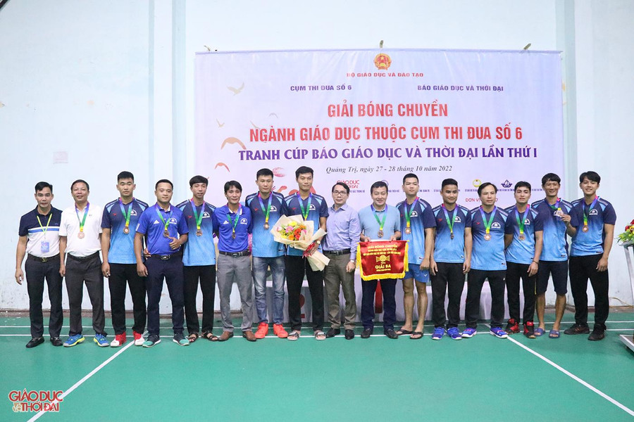 Trao giải Ba cho đội bóng chuyền nam Sở GD&ĐT tỉnh Quảng Bình.