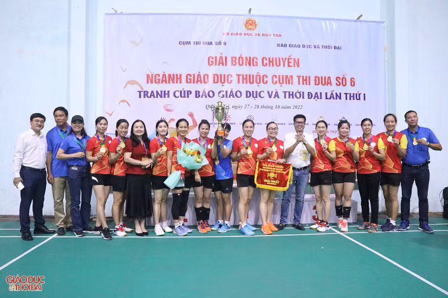 Ban tổ chức trao giải Nhất cho đội bóng chuyền nữ Sở GD&ĐT tỉnh Quảng Trị.
