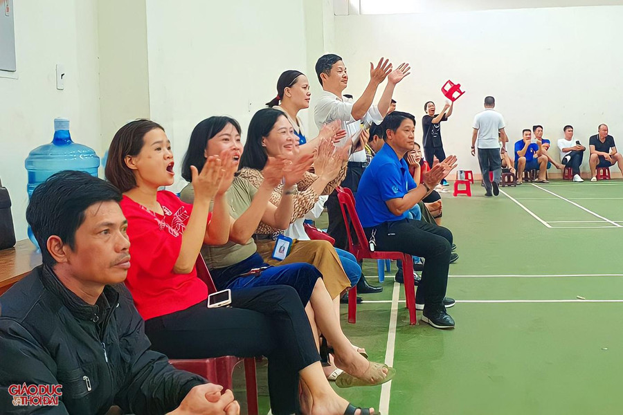 Khán giả hò reo trước những pha bóng đẹp, kịch tính. Khán giả hò reo trước những pha bóng đẹp, kịch tính.