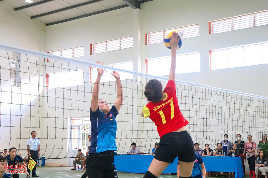 Hai đội tuyển cống hiến cho khán giả những pha bóng mãn nhãn. Kết quả trận đội tuyển Nghệ An giành chiến thắng với tỷ số 2-1 trước đội Quảng Trị. Hai đội tuyển cống hiến cho khán giả những pha bóng mãn nhãn. Kết quả trận đội tuyển Nghệ An giành chiến thắng với tỷ số 2-1 trước đội Quảng Trị.