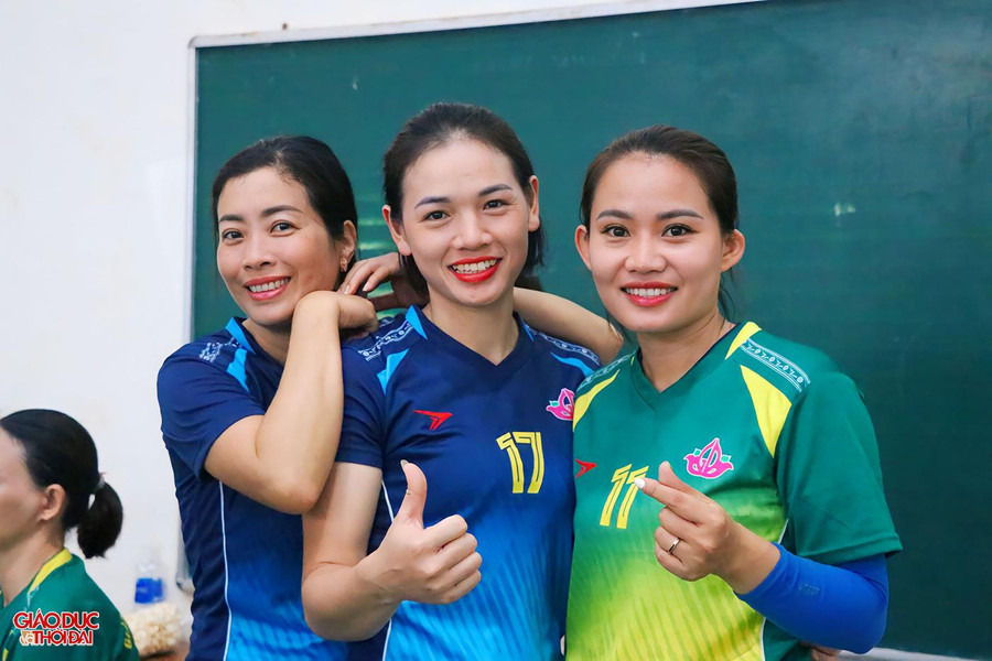 Vận động viên đội Nghệ An chụp ảnh lưu niệm sau chiến thắng ở trận đấu sáng nay. Vận động viên đội Nghệ An chụp ảnh lưu niệm sau chiến thắng ở trận đấu sáng nay.