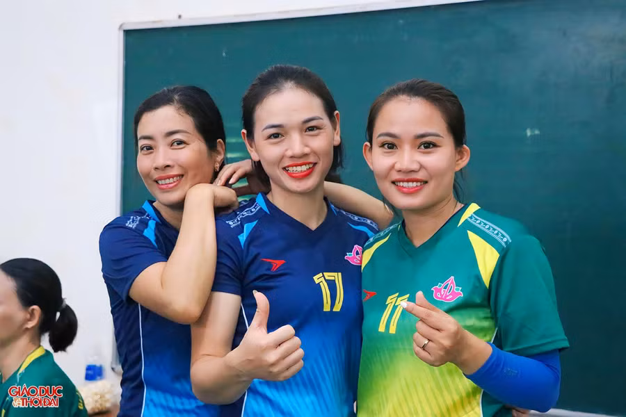 Vận động viên đội Nghệ An chụp ảnh lưu niệm sau chiến thắng ở trận đấu sáng nay.