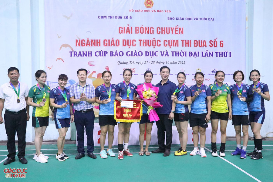 Trao giải Ba cho đội bóng chuyền nữ Sở GD&ĐT tỉnh Nghệ An.