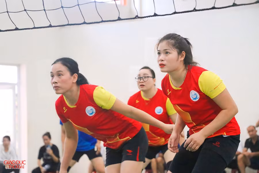 Tập trung cao độ để nhận bóng từ đội bạn.