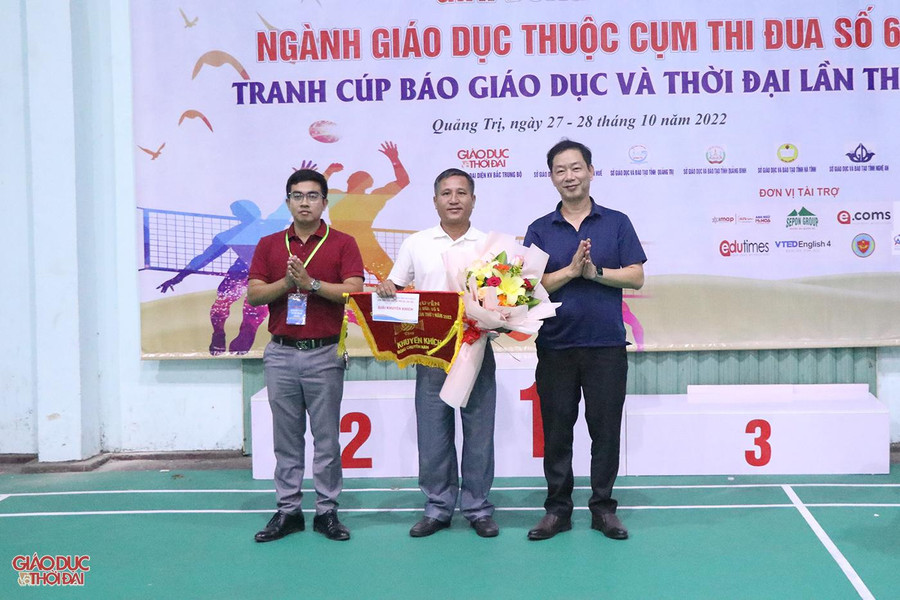 Trao giải Khuyến khích cho đội bóng chuyền nam Sở GD&ĐT tỉnh Thanh Hóa.