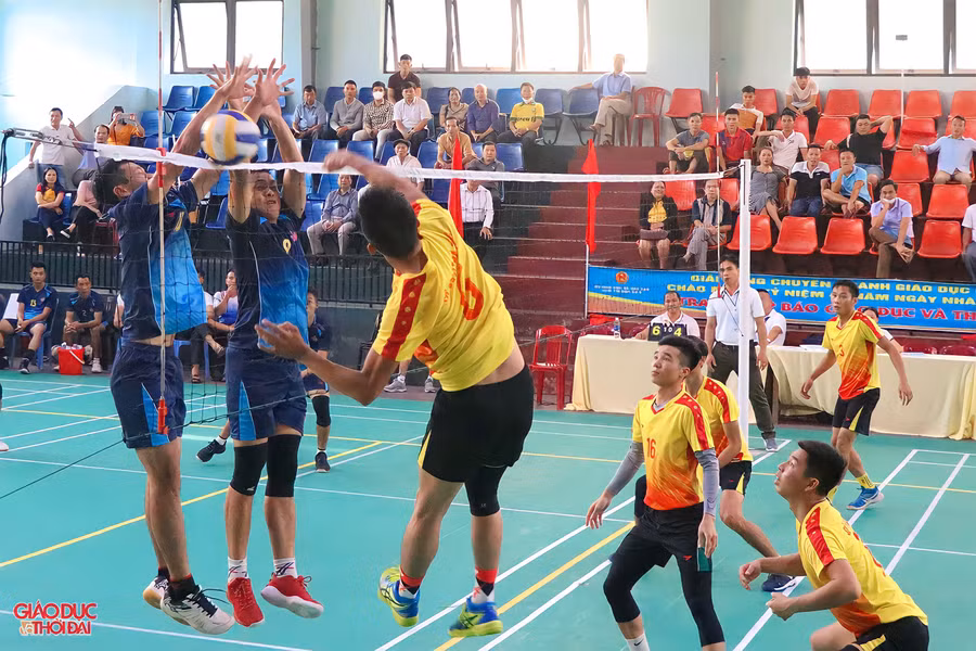 Trận đấu chung kết bóng chuyền nam giữa đội Sở GD&ĐT Nghệ An và Hà Tĩnh.