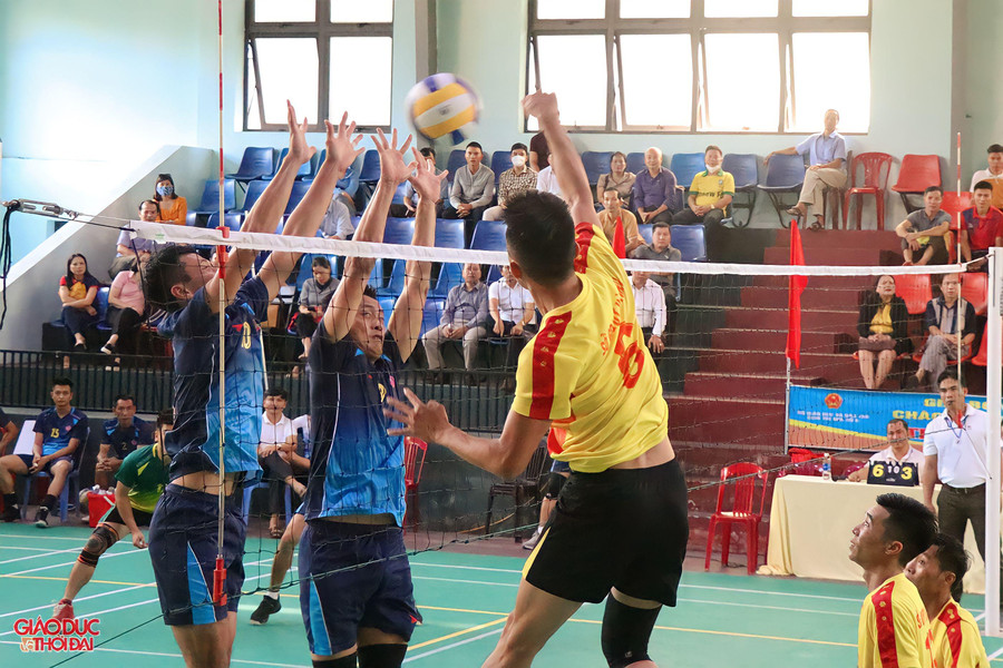 Hai đội bóng cống hiến cho khán giả những pha bóng đẹp mắt, đầy uy lực. Hai đội bóng cống hiến cho khán giả những pha bóng đẹp mắt, đầy uy lực.