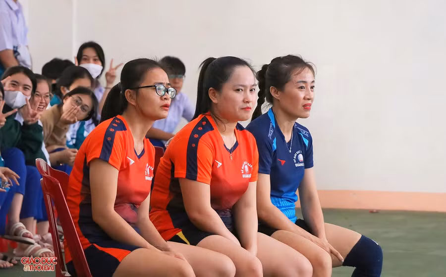 Vận động viên dự bị hồi hộp theo dõi đồng đội thi đấu.