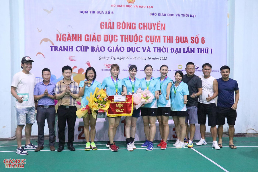 Trao giải Ba cho đội bóng chuyền nữ Sở GD&ĐT tỉnh Thanh Hóa.