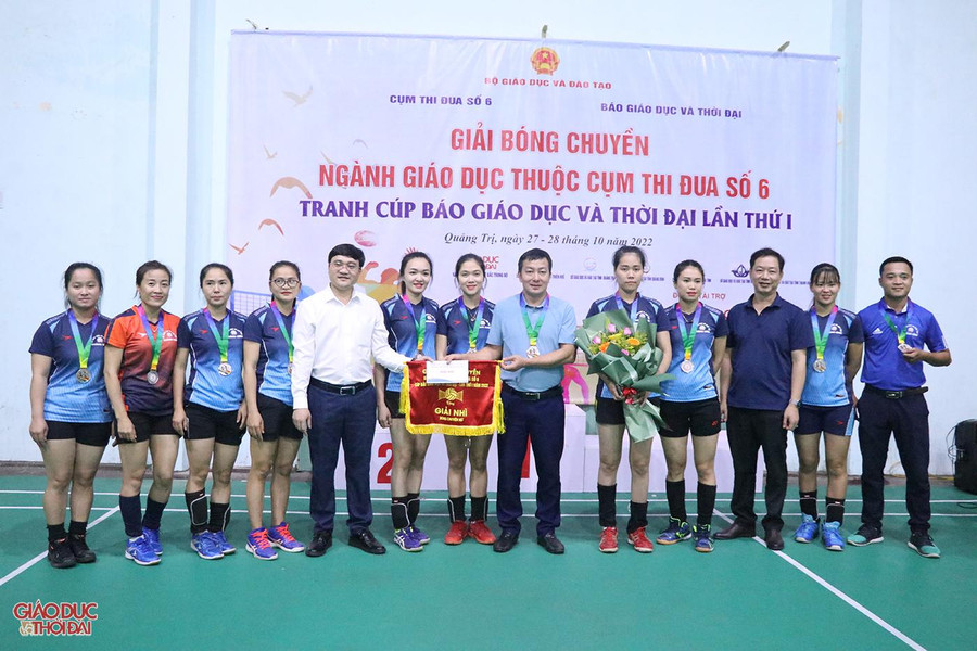 Trao giải Nhì cho đội bóng chuyền nữ Sở GD&ĐT tỉnh Quảng Bình.