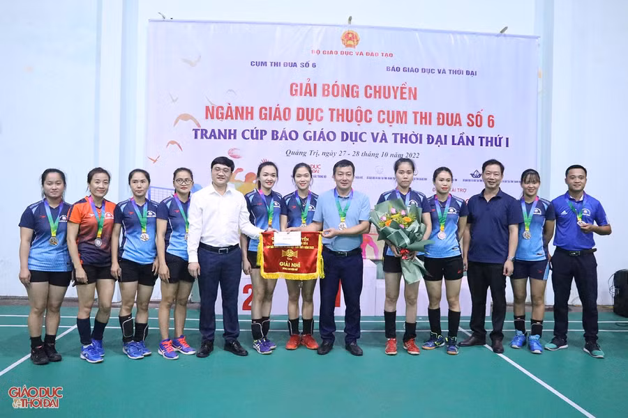 Trao giải Nhì cho đội bóng chuyền nữ Sở GD&ĐT tỉnh Quảng Bình.