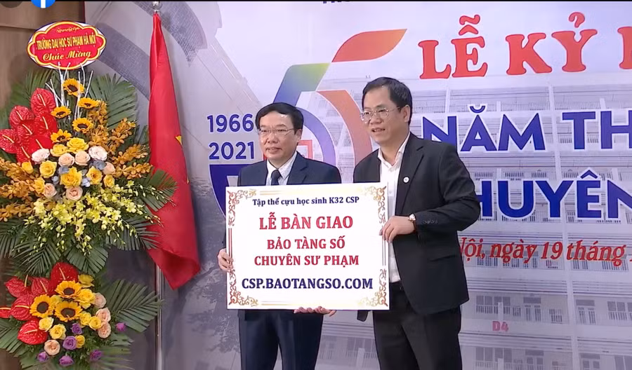 Những món quà ý nghĩa của các cựu học sinh chúc mừng Nhà trường.