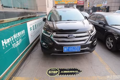 Xếp chỗ đỗ ô tô cho quý bà theo kích cỡ 