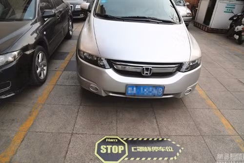 Xếp chỗ đỗ ô tô cho quý bà theo kích cỡ 