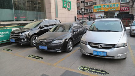 Xếp chỗ đỗ ô tô cho quý bà theo kích cỡ "vòng 1" ảnh 1 Bãi đỗ xe lạ lùng dựa vào kích cỡ áo ngực ở một thẩm mỹ viện ở Sơn Đông, Trung Quốc