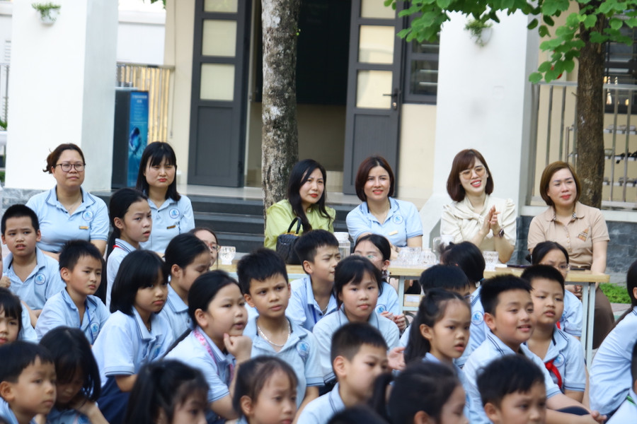 Các em tập trung theo dõi diễn giả chia sẻ kiến thức và làm thí nghiệm về phòng tránh đuối nước.