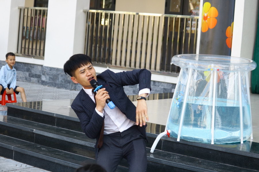 Thầy Nguyễn Nhật Linh đến từ Trung tâm Giáo dục kỹ năng sống POKI làm thí nghiệm liên quan đến vai trò của các chai nhựa cho học sinh quan sát.