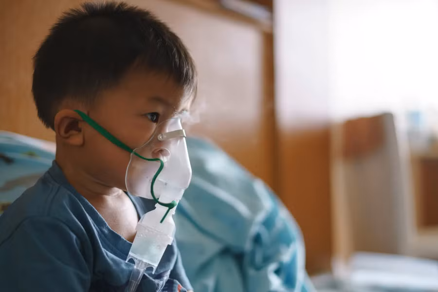 Trẻ rất dễ mắc các bệnh về đường hô hấp trong giai đoạn chuyển mùa. (Ảnh: ITN)