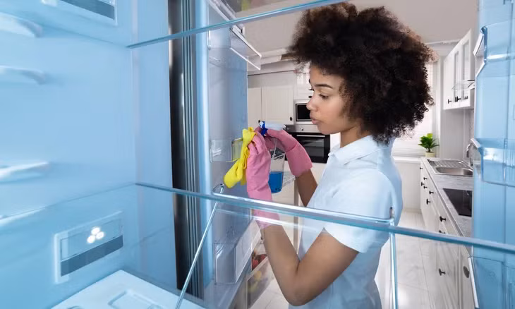 Tốt nhất sau 3 đến 4 tháng, bạn nên làm sạch sâu cho tủ lạnh một lần. (Ảnh: ITN)