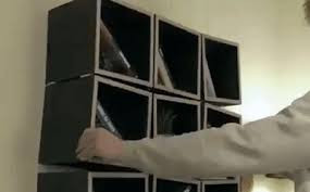 Chỉ cần vài miếng gỗ bạn có thể làm được chiếc giá sách biến hình trong nháy mắt