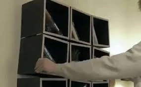Chỉ cần vài miếng gỗ bạn có thể làm được chiếc giá sách biến hình trong nháy mắt