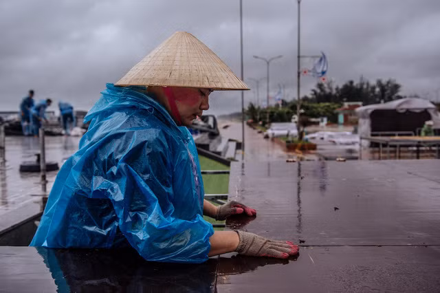 Sân khấu Hoa hậu Việt Nam ở Nghệ An tan hoang vì mưa bão ảnh 1