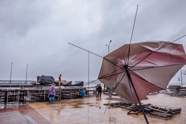 Gió mạnh và mưa lớn khiến cho mọi việc trở nên khó khăn.