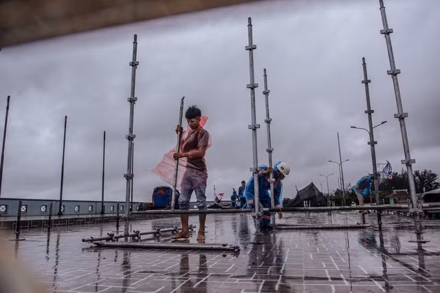 Sân khấu Hoa hậu Việt Nam ở Nghệ An tan hoang vì mưa bão ảnh 3