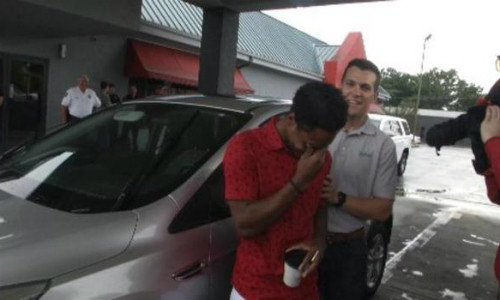 Carr xúc động và bất ngờ khi nhận chiếc xe từ vị CEO của công ty nơi anh vừa tới làm. Ảnh:MFA News.