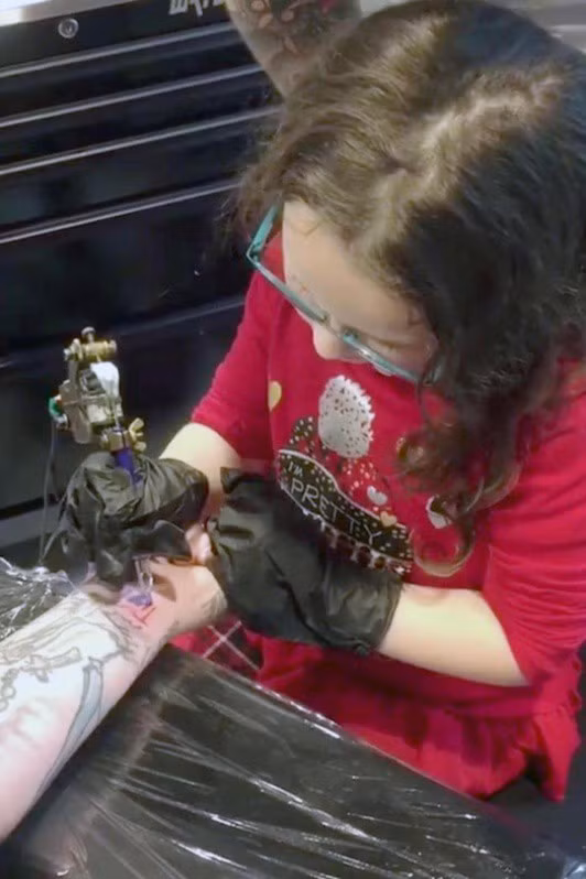  Nhiều người lo ngại vì việc điểu khiển bút xăm thế này không phù hợp với một đứa trẻ 6 tuổi. 