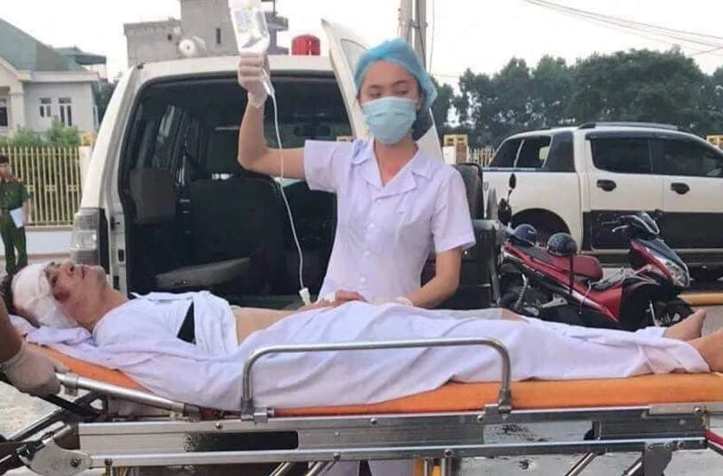 Du khách bị thương do xe túc túc bất ngờ bị lật nhào, ảnh: CTV