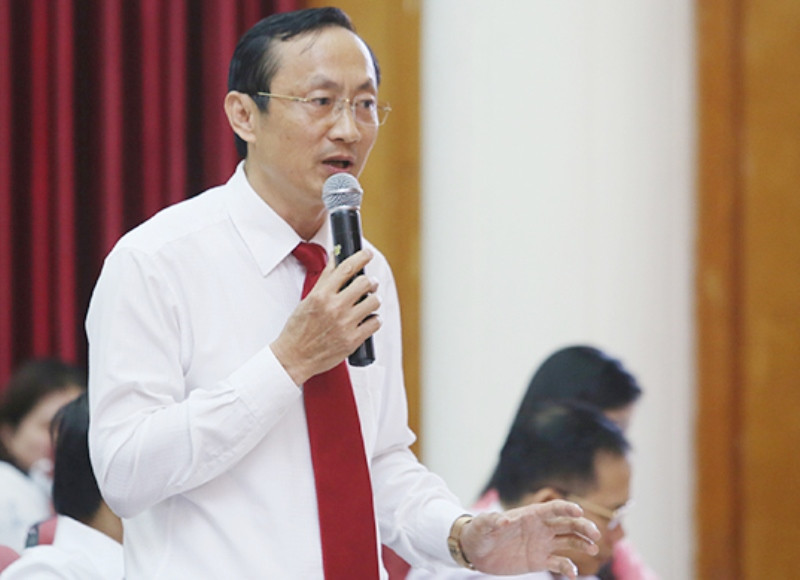 Ông Đặng Ngọc Sơn, Phó chủ tịch UBND tỉnh Hà Tĩnh trả lời chất vấn tại kỳ họp HĐND tỉnh khóa XVII