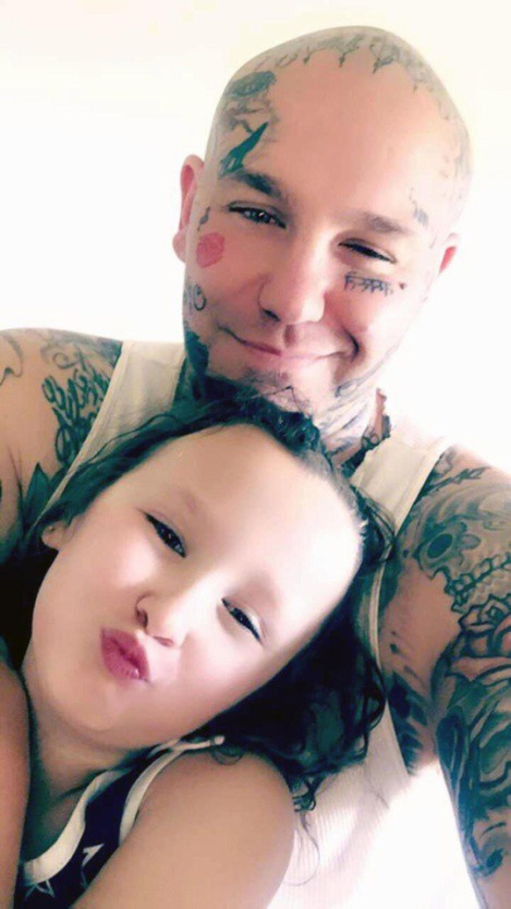 Ông bố liều mạng chìa cổ tay cho con gái 6 tuổi xăm tên lên mình ảnh 4 Ông bố 35 tuổi tiết lộ trước đó con gái mình chưa từng xăm hình cho ai