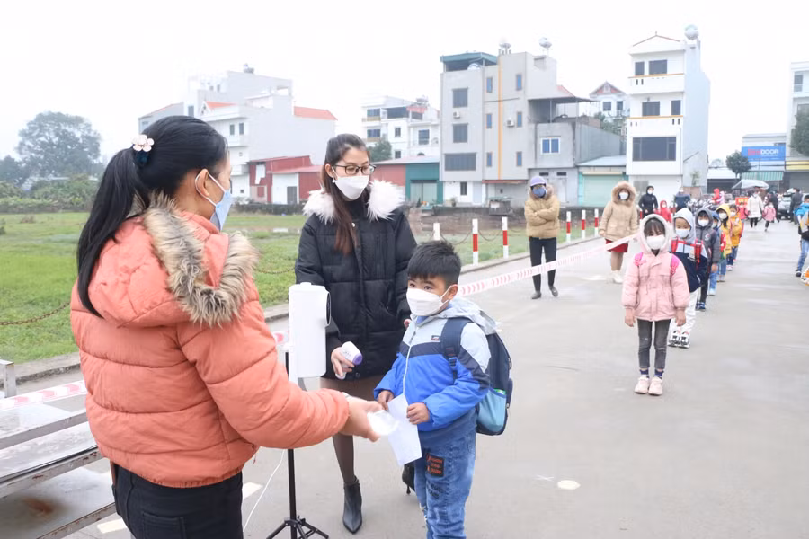 Học sinh được chia làm hai luồng đi khác nhau.