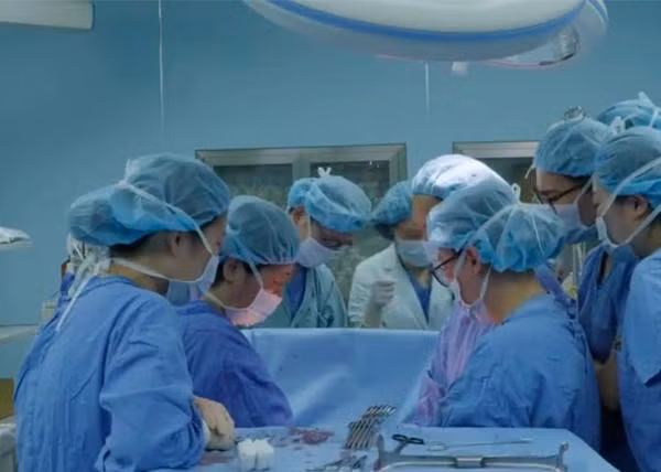 cho vo ben ngoai phong sinh mo lan 3, chong nga quy khi nghe thong bao cua bac si - 5