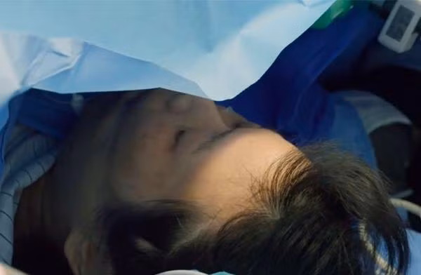 cho vo ben ngoai phong sinh mo lan 3, chong nga quy khi nghe thong bao cua bac si - 3