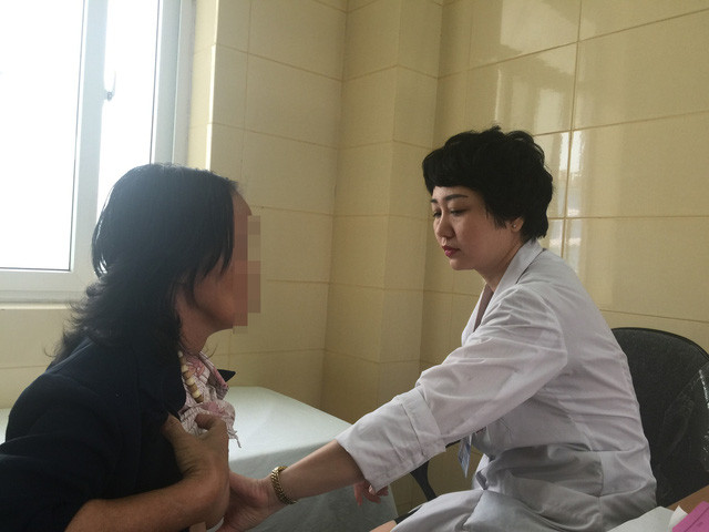 Tái khám cho người bệnh mắc ung thư vú 
