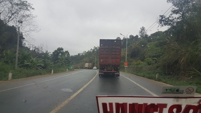 Con đường dẫn lên cửa khẩu Tân Thanh. Tài xế tiết lộ sự thật phía sau những chuyến xe