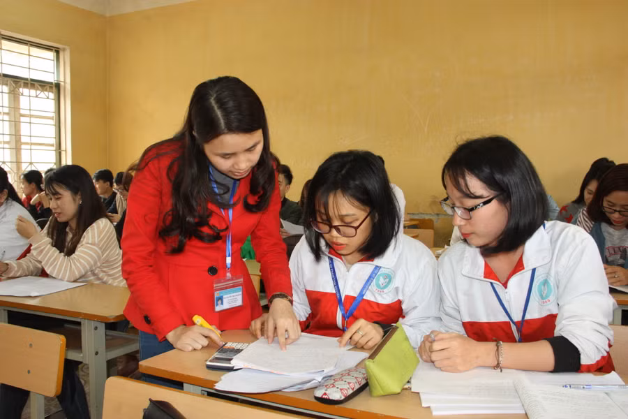 SV Khoa Toán - Trường ĐH Sư phạm - ĐH Thái Nguyên làm việc nhóm dưới sự hướng dẫn của giảng viên