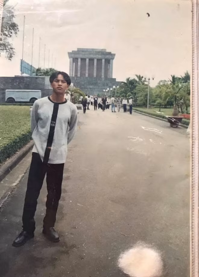 Hồ Quang Hiếu khoe ảnh mặc áo thụng, tóc bổ luống 