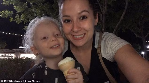 Bé gái có mái tóc bạch kim xinh như công chúa Disney, ai ngờ đó là dấu hiệu của căn bệnh nguy hiểm chết người - Ảnh 4.